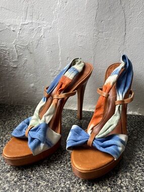 Aldo Brown Leather High-Heel Sandals with Blue and Cream Tie-Dye Bow